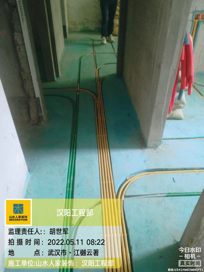 江樾云著(zhù)裝修工地水電巡檢